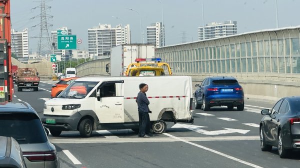 上上通 今天上午S32申嘉湖高速两车相撞 后方交通一度受阻
